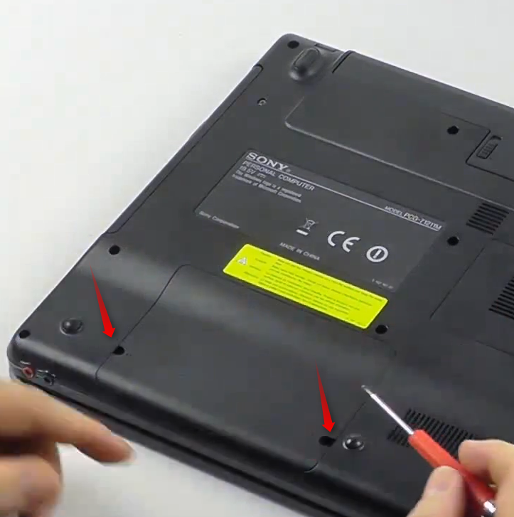 02-SSD-in-ein-Notebook-einbauen-deckel-abnehmen-470.png?nocache=1336043156608