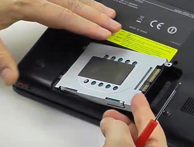 03-SSD-in-ein-Notebook-einbauen-rahmen-herausnehmen-470.png?nocache=1336043168935