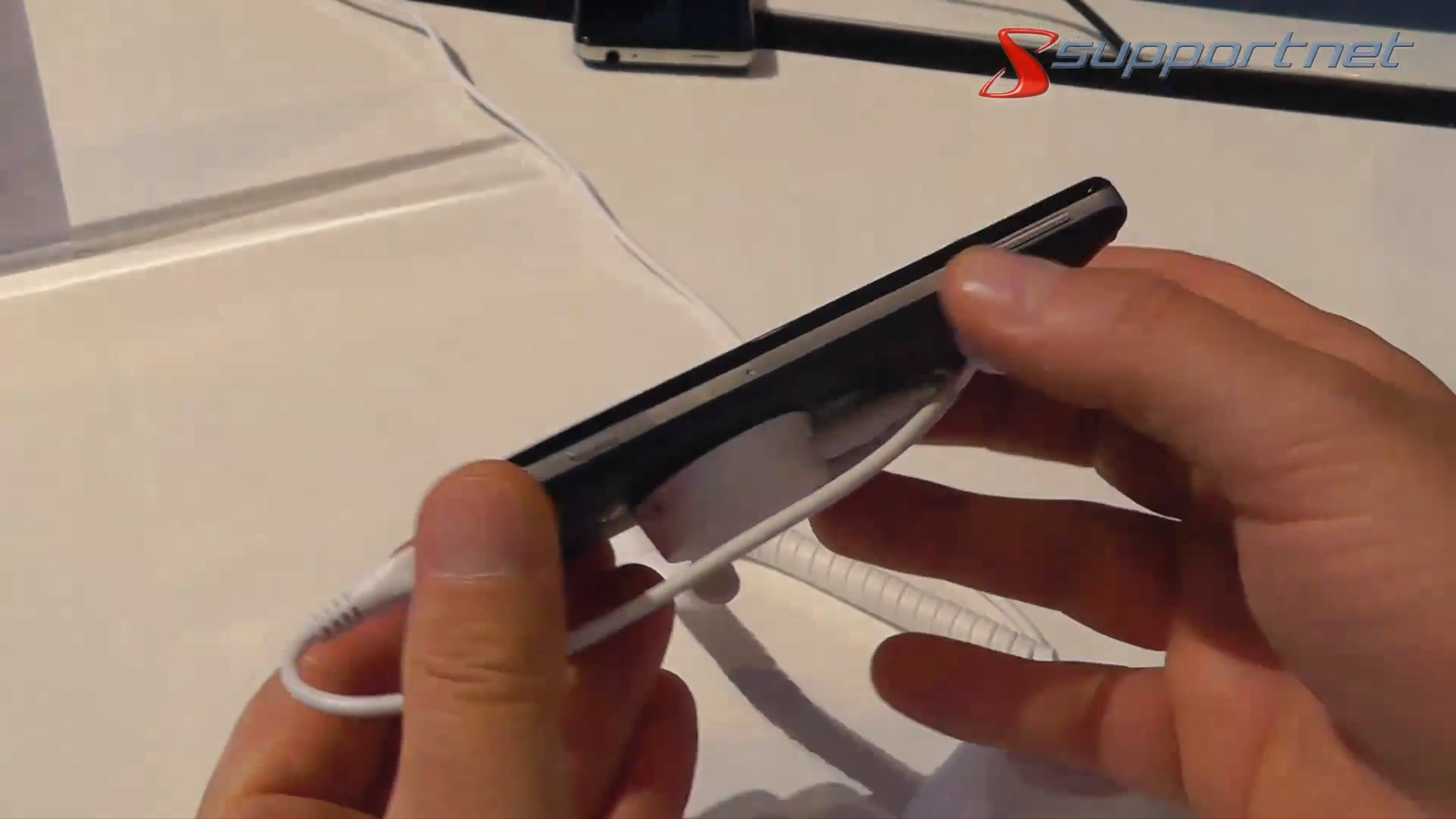 02-smartphone-megafone-mint-intel-chip-470.png?nocache=1348647153603